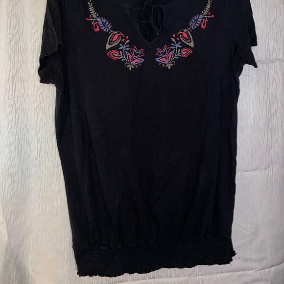 Black short sleeve shirt with flower print and metal feather - Picture 2 of 5